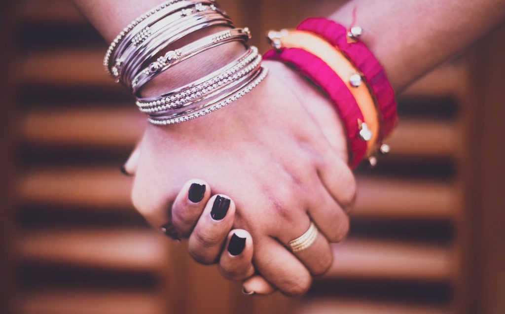 Zwei Hände halten einander liebevoll. 